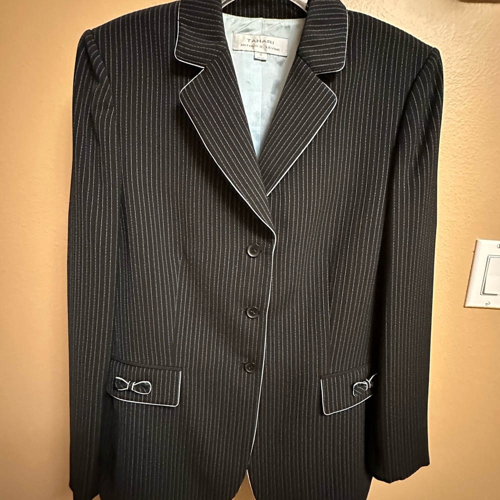 BEAUTIFUL 🤩 Tahari ASL Black and Blue Pinstripe Pantsuit